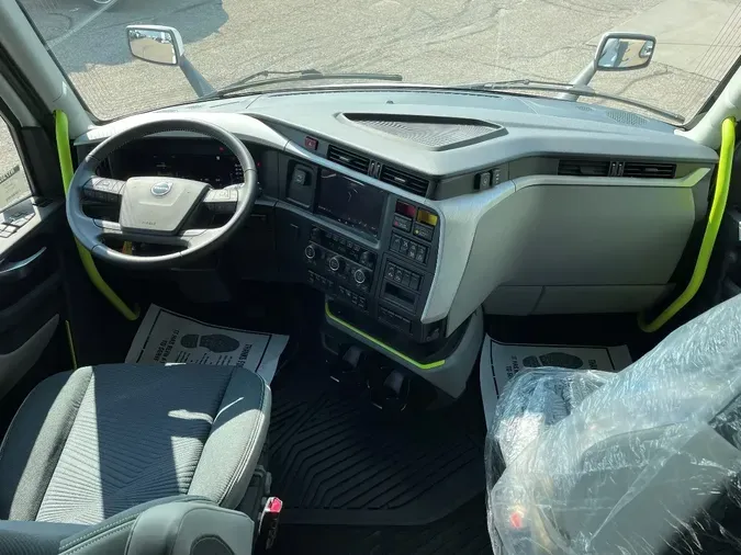 2025 VOLVO VNL64T860