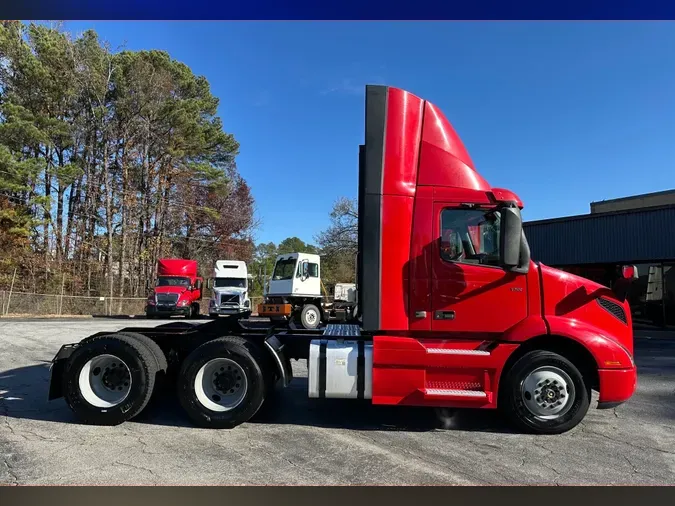 2020 VOLVO VNR64T300