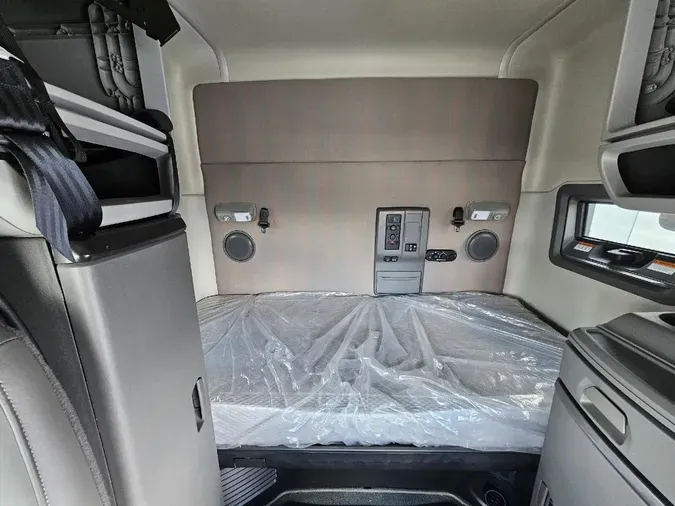 2022 VOLVO VNL64T740