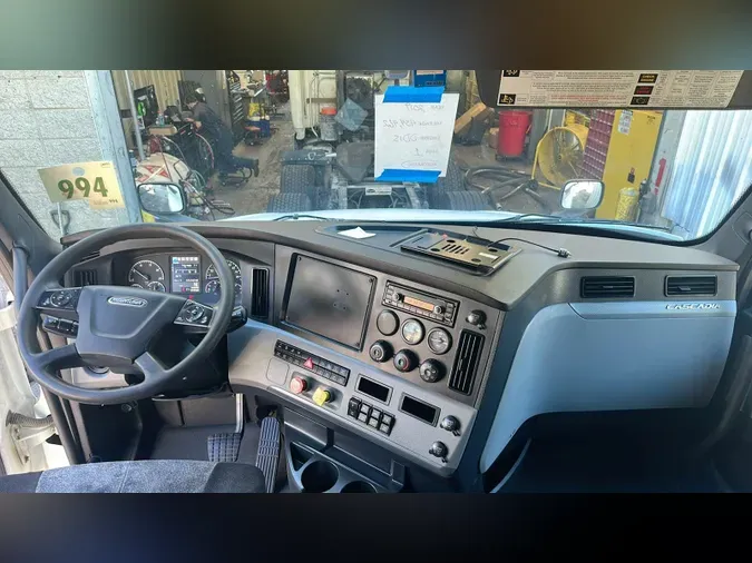 2020 Freightliner Cascadia 126