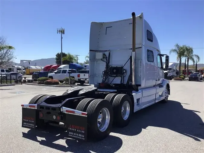 2017 VOLVO VNL780