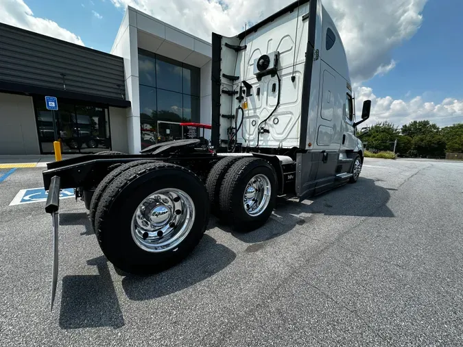 2020 Freightliner Cascadia 126