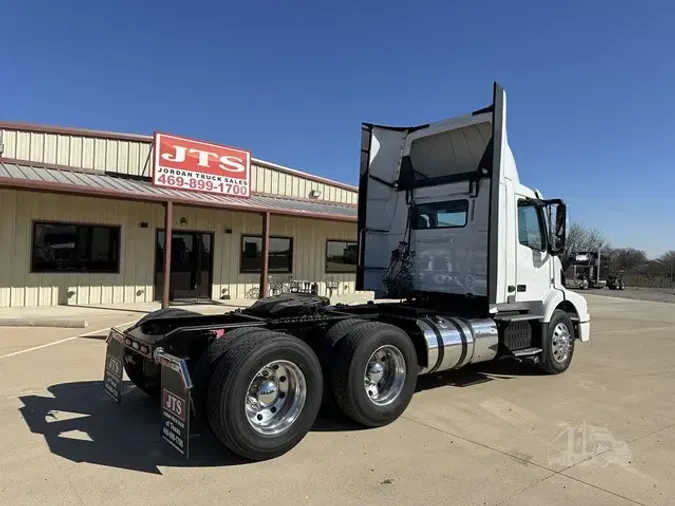 2017 VOLVO VNM64T200