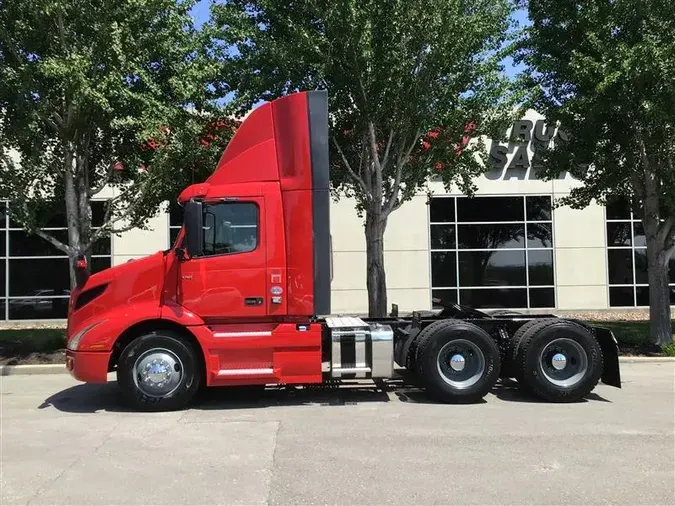 2020 VOLVO VNR300