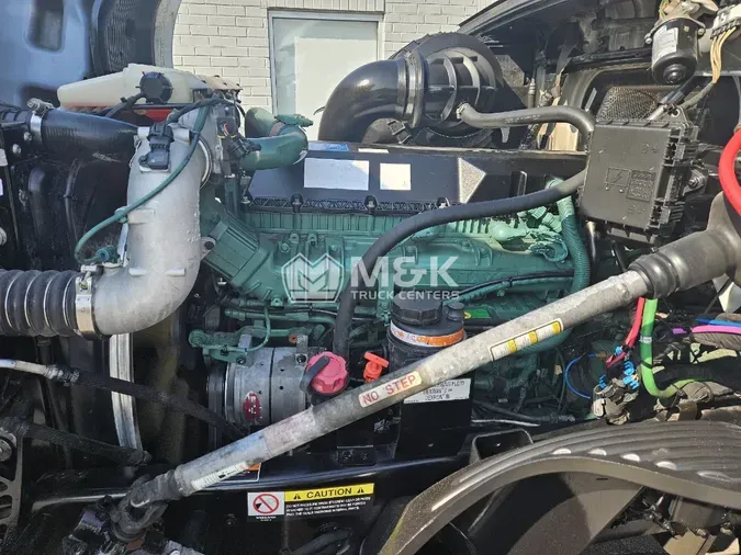 2023 VOLVO VNL64T860