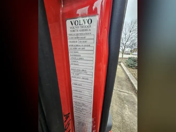 2022 VOLVO VNR64T300