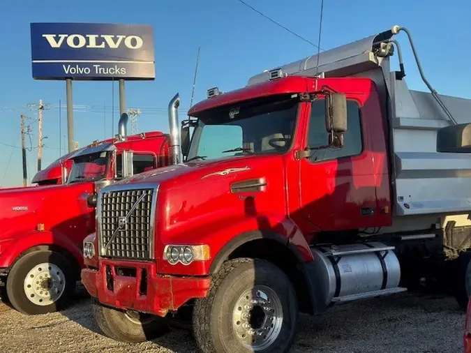 2006 VOLVO VHD64F200