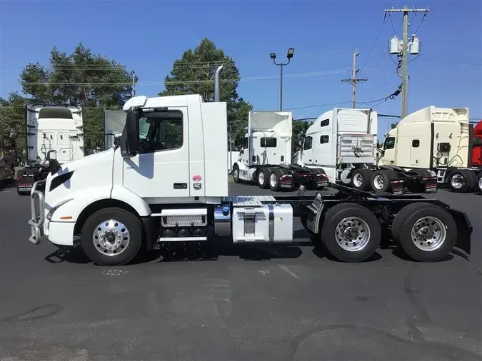 2022 VOLVO VNR64T300