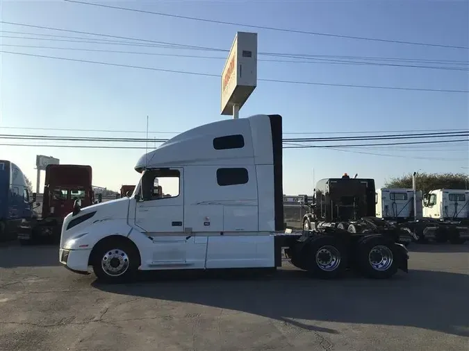 2021 VOLVO VNL760