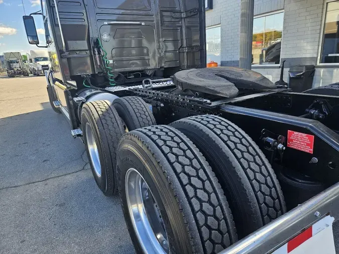 2025 VOLVO VNL64T860