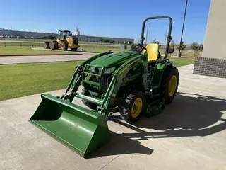 2015 John Deere 3033R