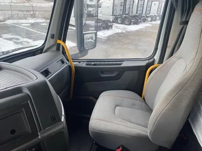 2023 Volvo VNR64T400