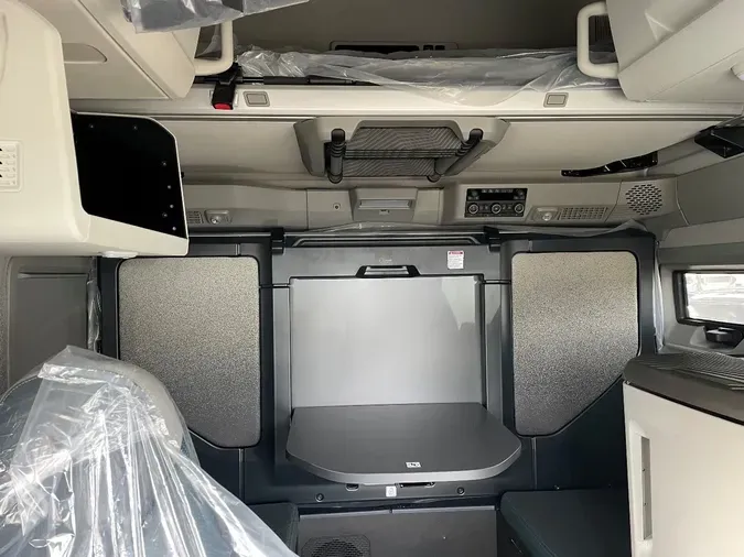 2026 VOLVO VNL64T860