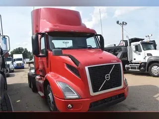 2020 VOLVO VNR64T300