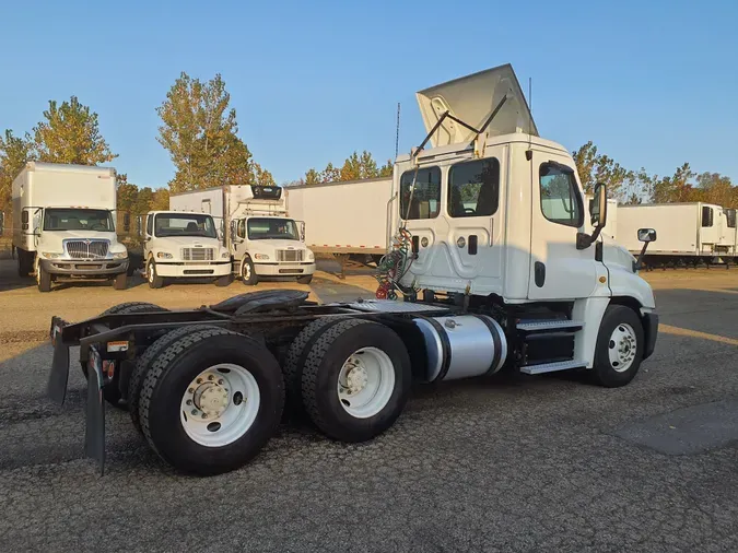 2015 FREIGHTLINER/MERCEDES CASCADIA 125