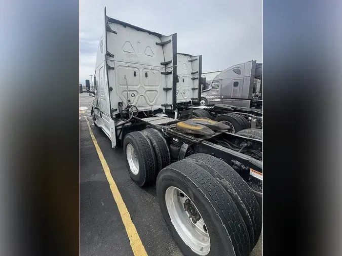 2021 FREIGHTLINER Cascadia 126