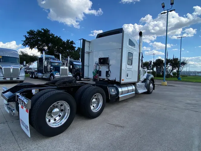 2023 Kenworth W990