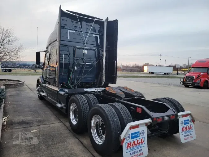 2019 VOLVO VNL64T740