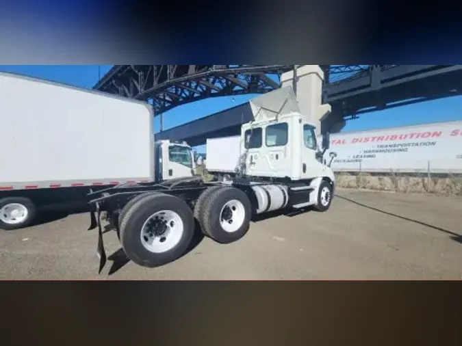 2017 FREIGHTLINER/MERCEDES CASCADIA 113