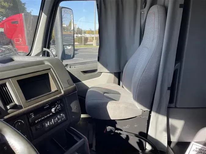 2020 VOLVO VNR640