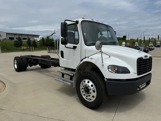 2022 Freightliner BUSINESS CLASS M2 106