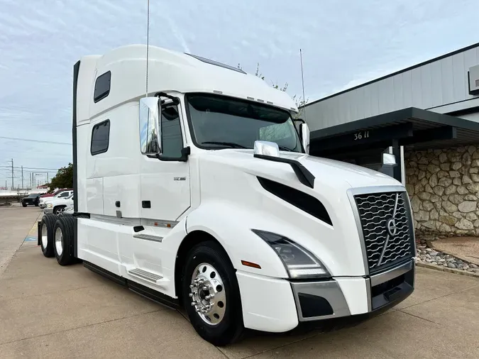 2025 VOLVO VNL64T860