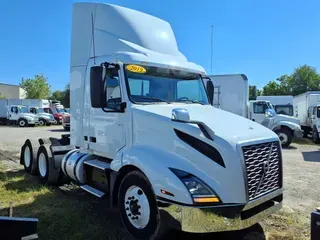 2019 VOLVO VNL64T-300