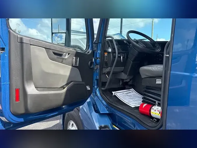 2021 VOLVO VNL760