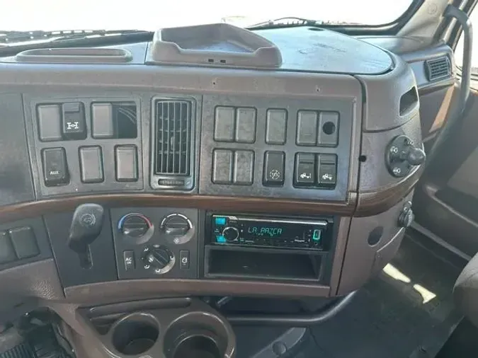 2015 Volvo VNL300