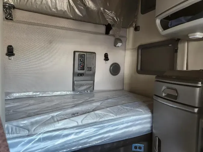2023 VOLVO VNL64T760