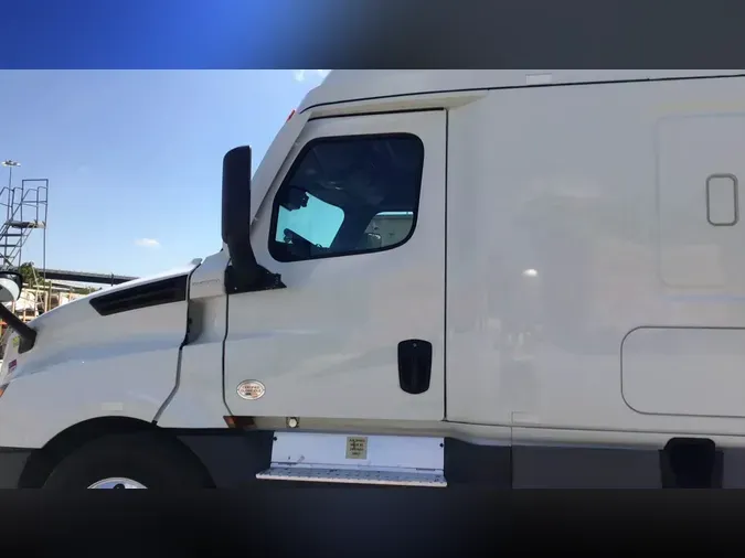 2021 Freightliner Cascadia 126