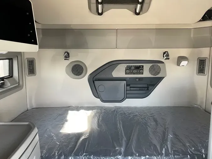 2026 VOLVO VNL64T860