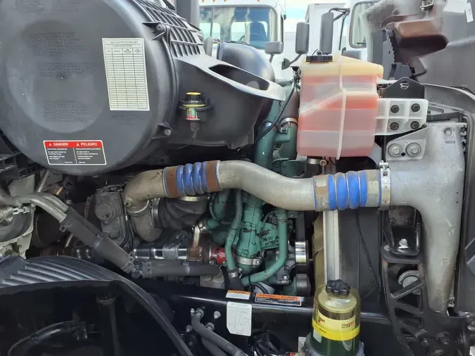 2020 VOLVO VNR64T-640
