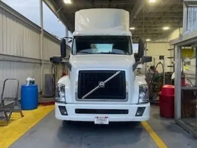 2017 VOLVO VNL64T