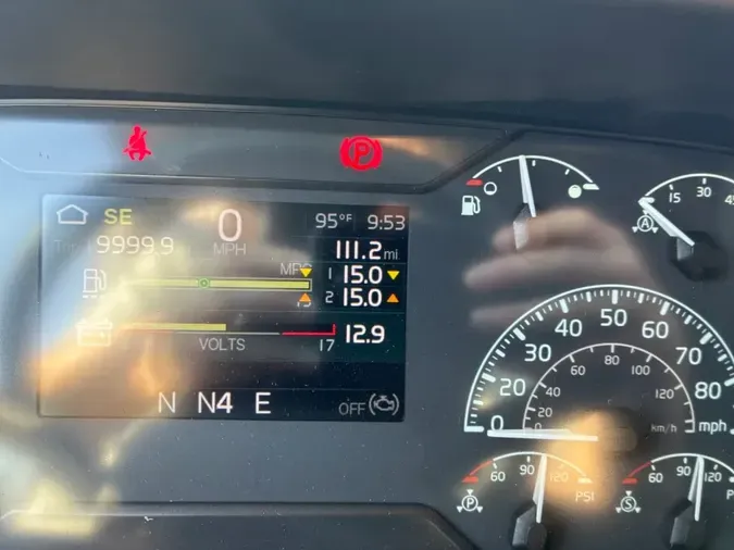 2021 VOLVO VNR64T-640