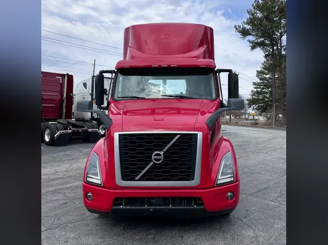 2020 VOLVO VNR64T300