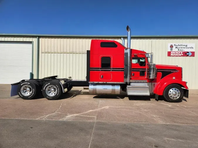 2022 Kenworth W900L