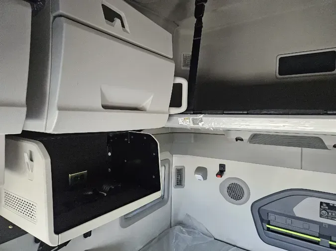 2025 VOLVO VNL64TV04