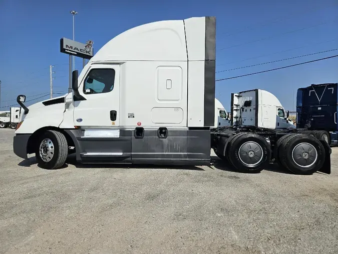 2021 FREIGHTLINER Cascadia 126