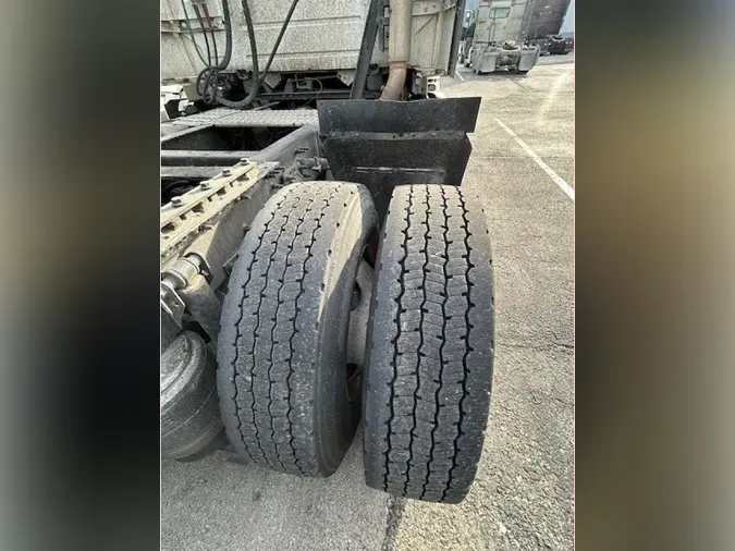 2018 VOLVO VNR64T300