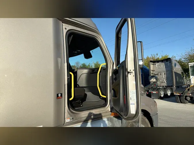 2025 Freightliner Cascadia 126