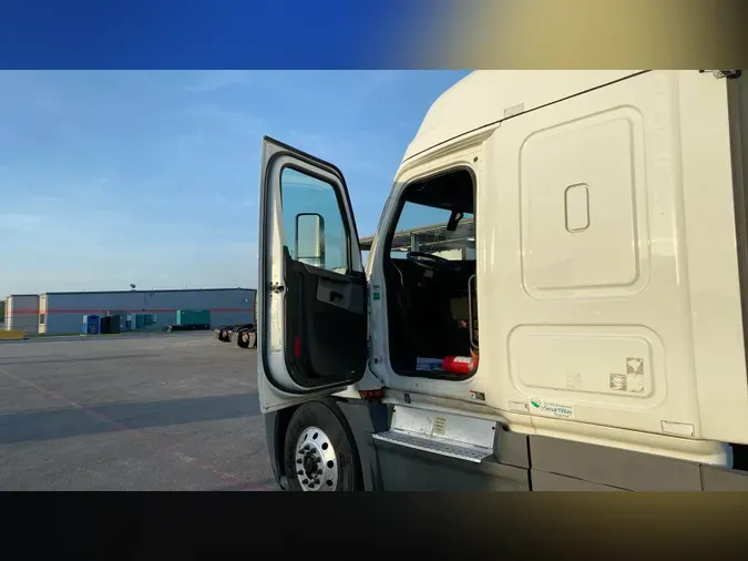 2020 Freightliner Cascadia 126