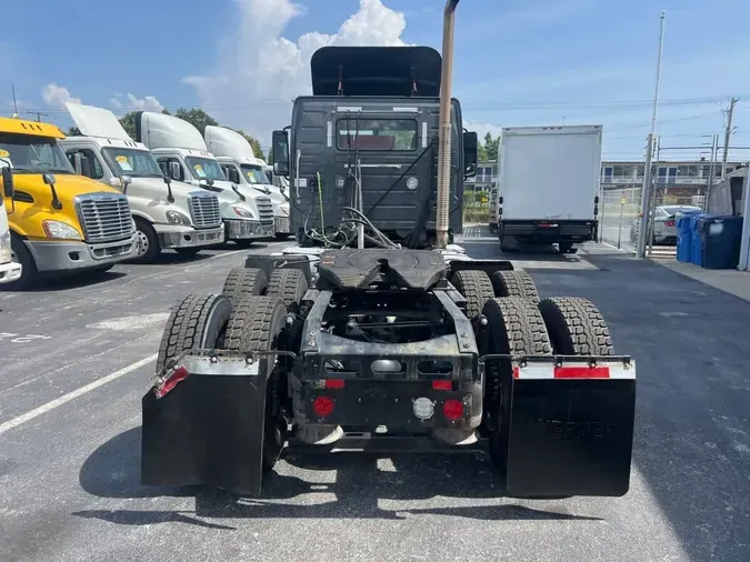 2019 VOLVO VNL64T-300