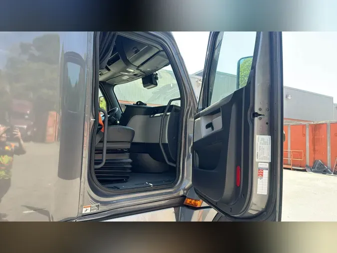 2021 Freightliner Cascadia 126