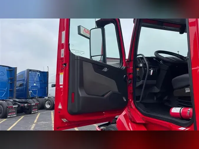 2020 VOLVO VNL860