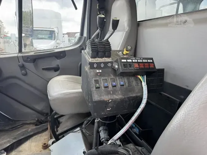 2005 FREIGHTLINER BUSINESS CLASS M2 106