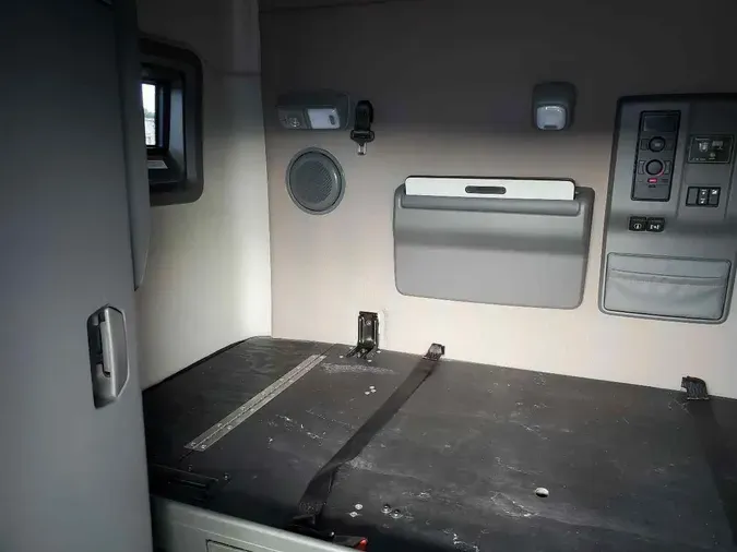 2025 VOLVO VNL64T740