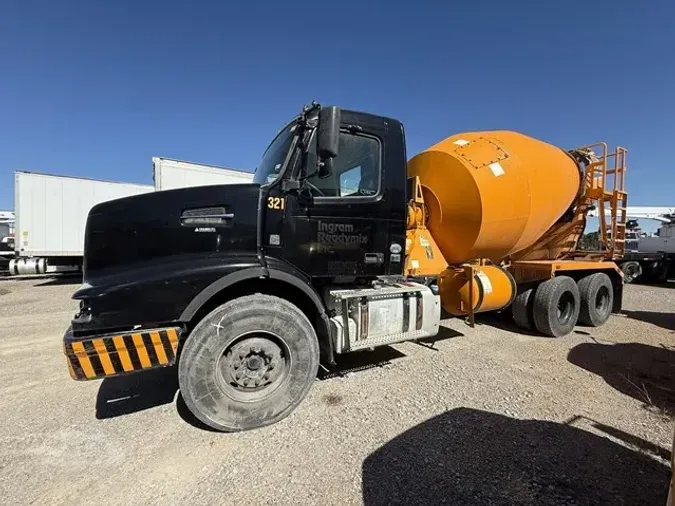 2015 VOLVO VHD64F200