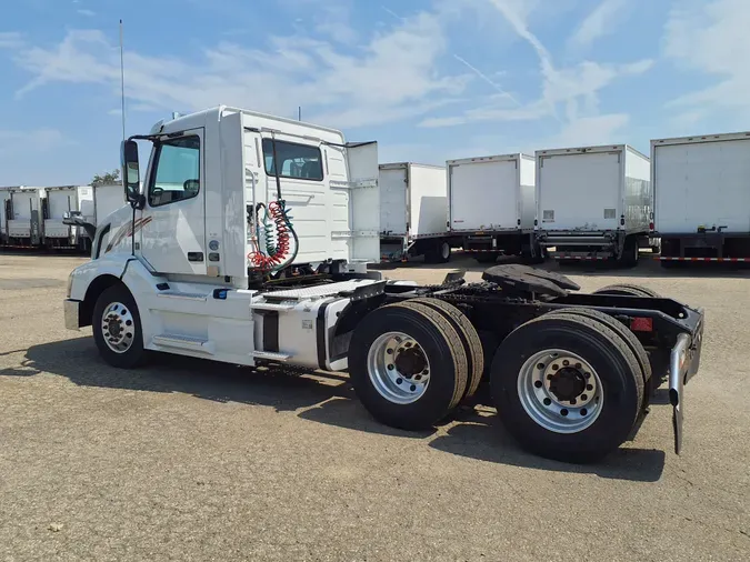 2017 VOLVO VNL64TRACTOR