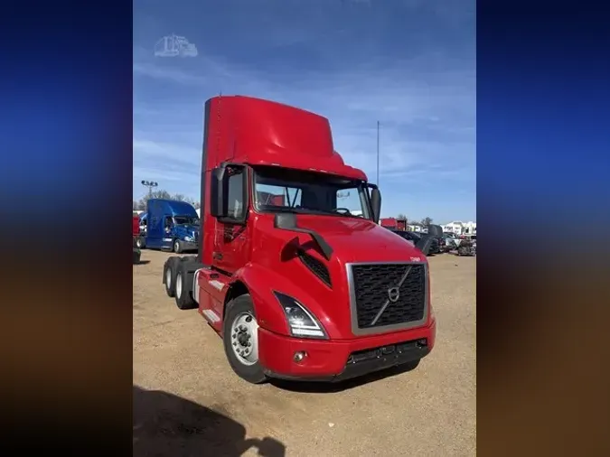 2020 VOLVO VNR64T300